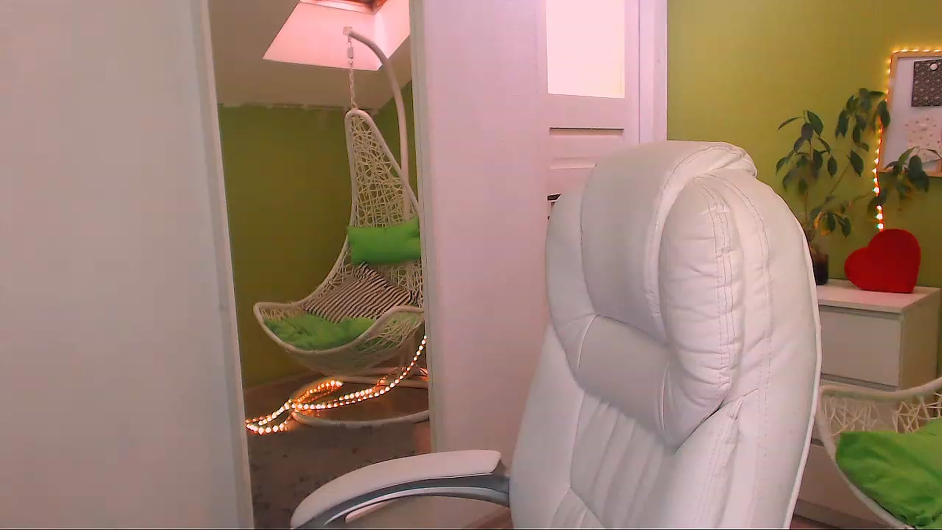 Gallery image thumbnail from JenniferMoris's myfreecams stream on, 11/22/2022, 12:00 image 14 of 20