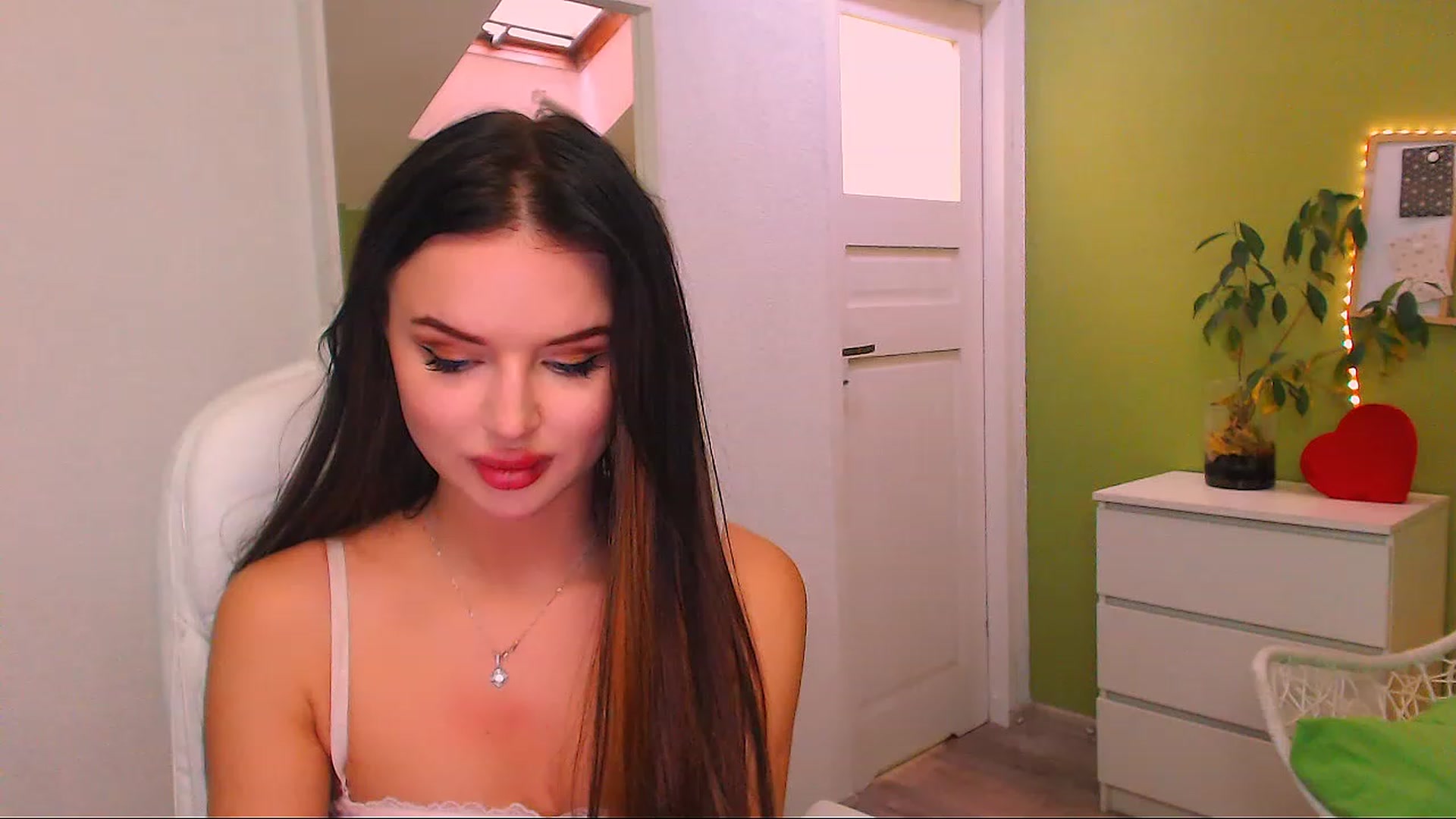 Gallery image thumbnail from JenniferMoris's myfreecams stream on, 11/22/2022, 12:49 image 10 of 20