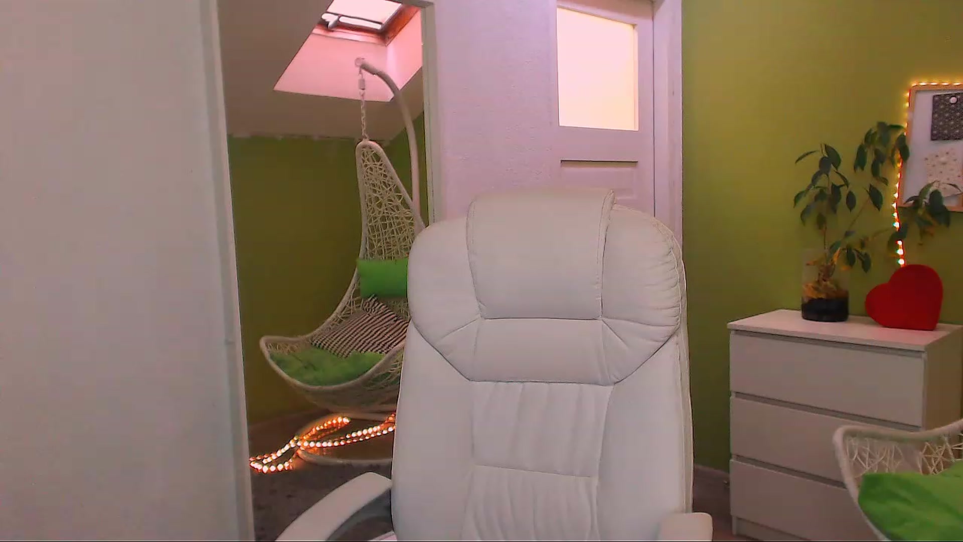 Gallery image thumbnail from JenniferMoris's myfreecams stream on, 11/22/2022, 12:49 image 2 of 20