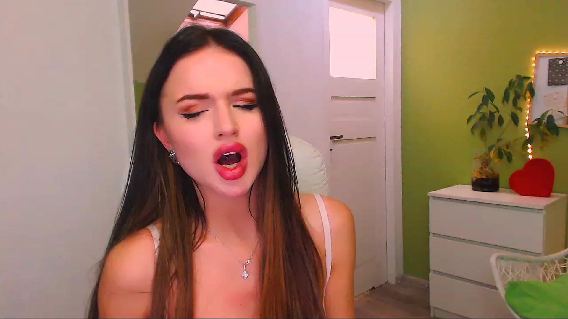 Gallery image thumbnail from JenniferMoris's myfreecams stream on, 11/22/2022, 12:49 image 13 of 20