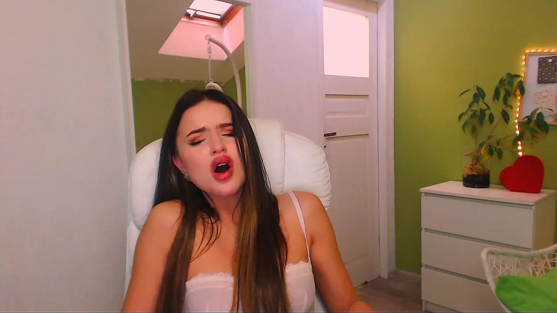 Gallery image thumbnail from JenniferMoris's myfreecams stream on, 11/22/2022, 12:49 image 14 of 20