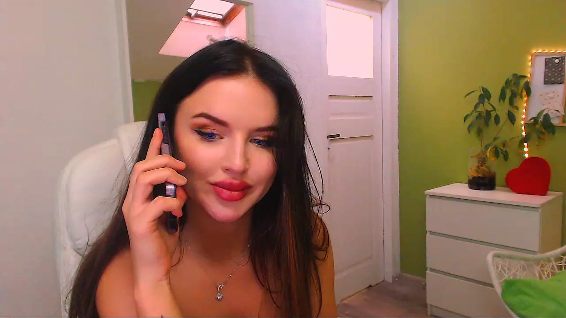 Gallery image thumbnail from JenniferMoris's myfreecams stream on, 11/22/2022, 12:49 image 8 of 20