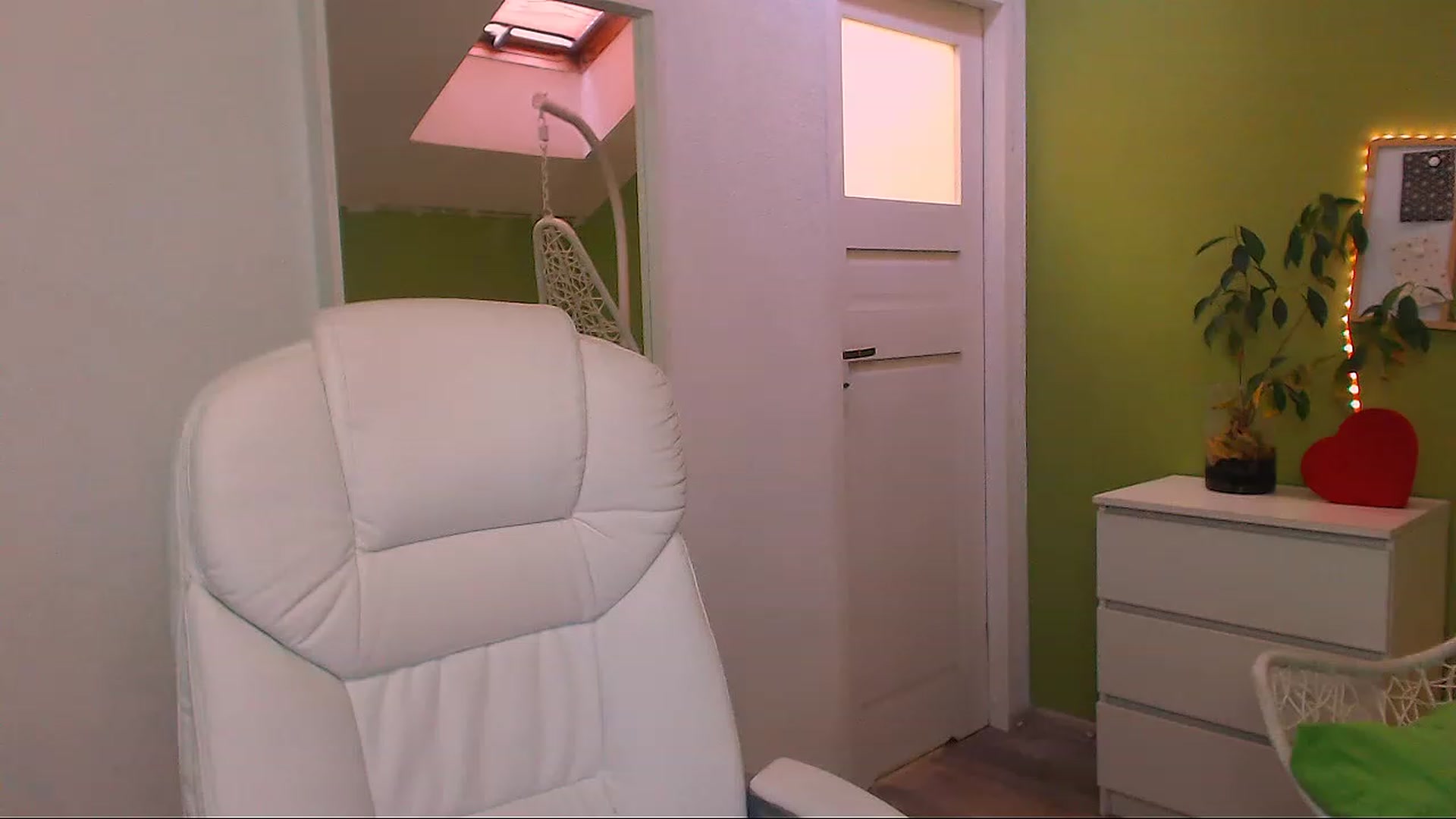 Gallery image thumbnail from JenniferMoris's myfreecams stream on, 11/22/2022, 12:49 image 18 of 20