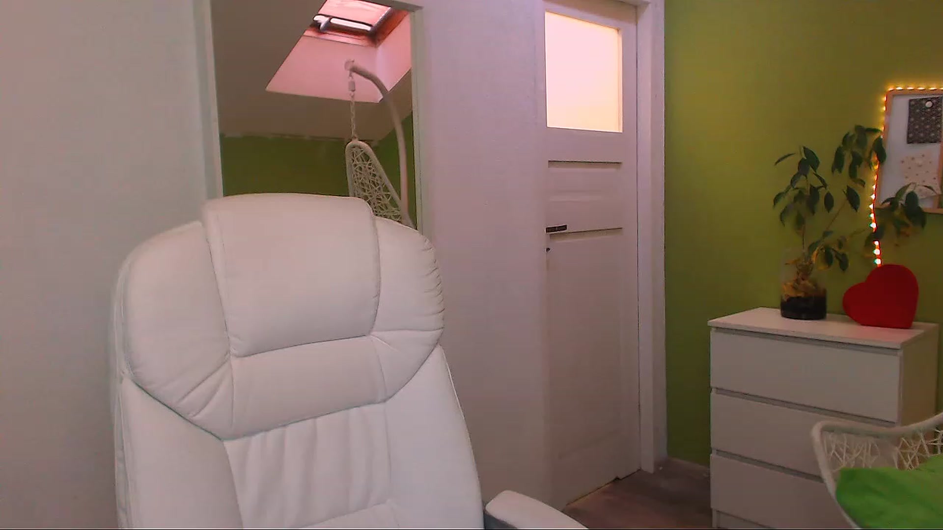 Gallery image thumbnail from JenniferMoris's myfreecams stream on, 11/22/2022, 12:49 image 20 of 20