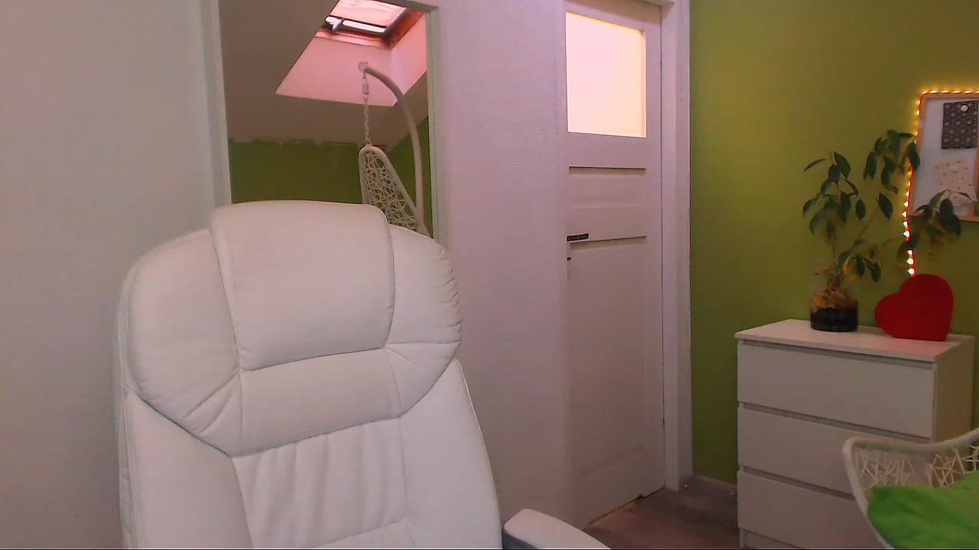 Gallery image thumbnail from JenniferMoris's myfreecams stream on, 11/22/2022, 12:49 image 19 of 20
