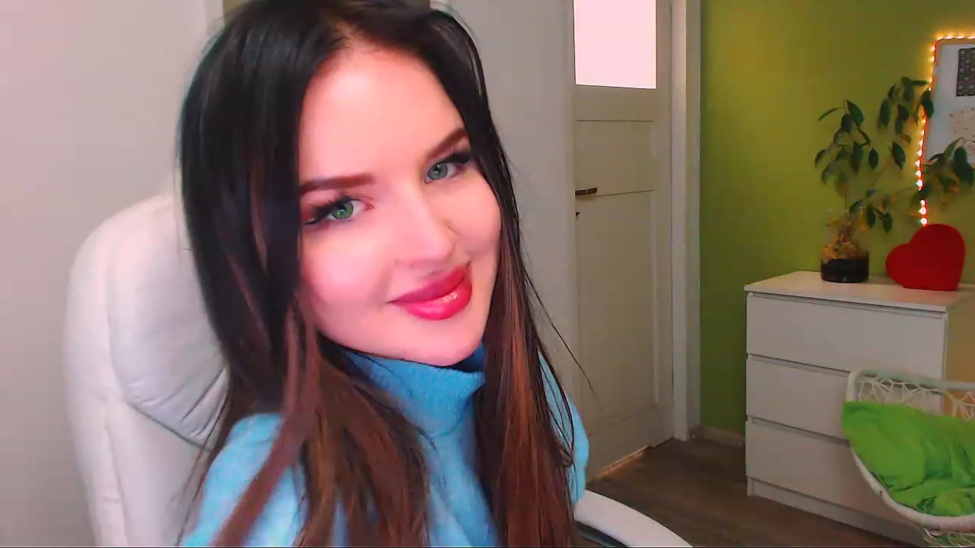 Gallery image thumbnail from JenniferMoris's myfreecams stream on, 11/22/2022, 16:25 image 10 of 20