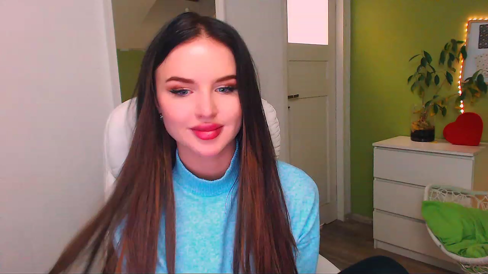 Gallery image thumbnail from JenniferMoris's myfreecams stream on, 11/22/2022, 16:25 image 18 of 20