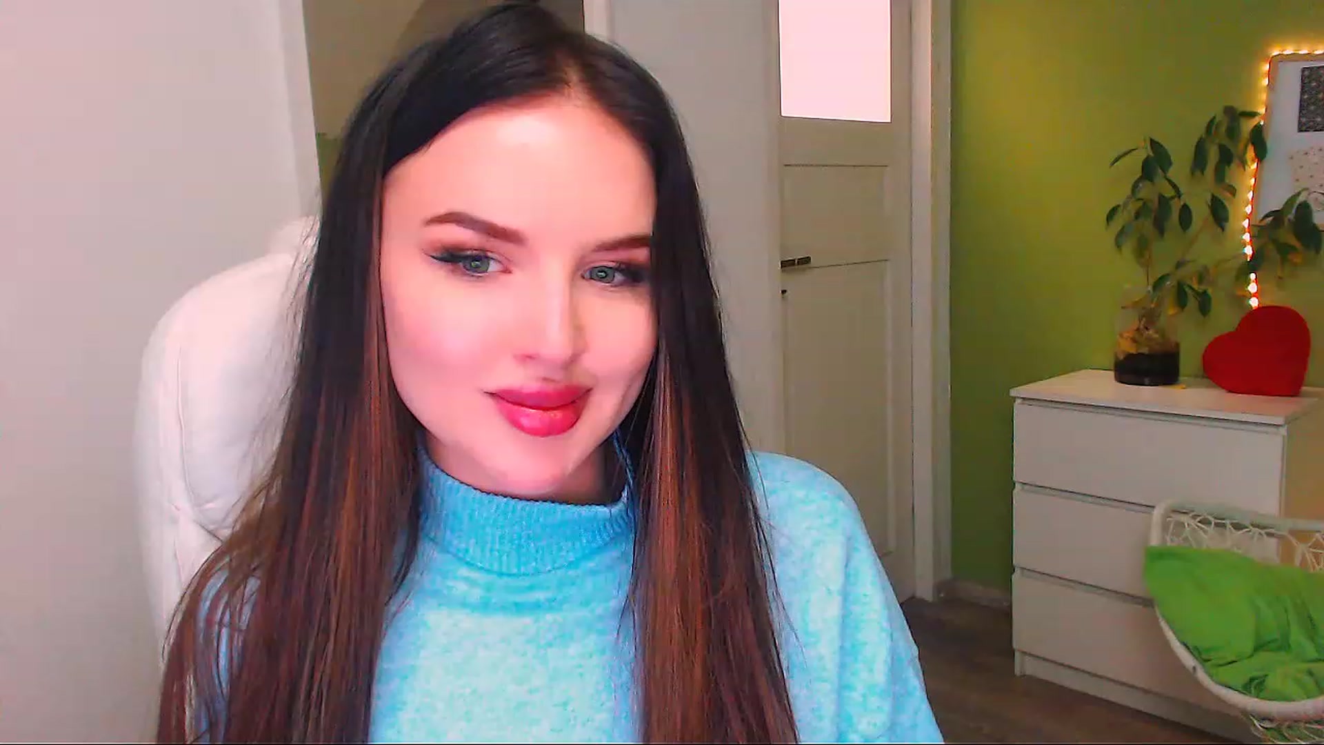 Gallery image thumbnail from JenniferMoris's myfreecams stream on, 11/22/2022, 16:25 image 16 of 20
