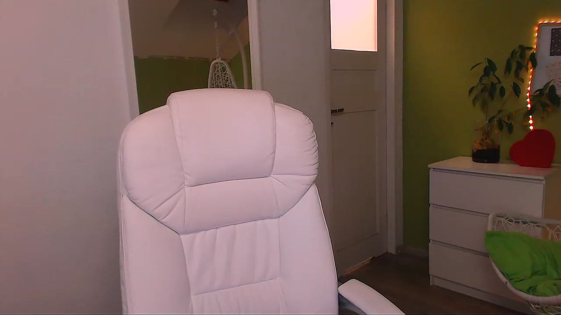 Gallery image thumbnail from JenniferMoris's myfreecams stream on, 11/22/2022, 16:25 image 12 of 20