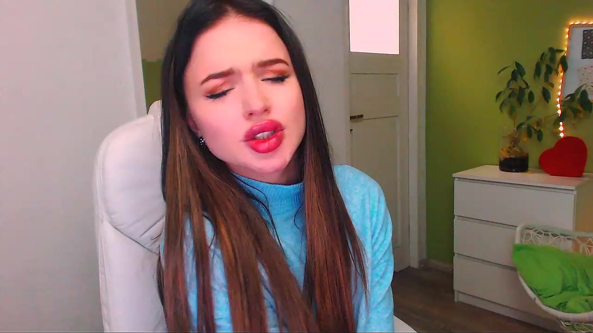 Gallery image thumbnail from JenniferMoris's myfreecams stream on, 11/22/2022, 16:25 image 14 of 20