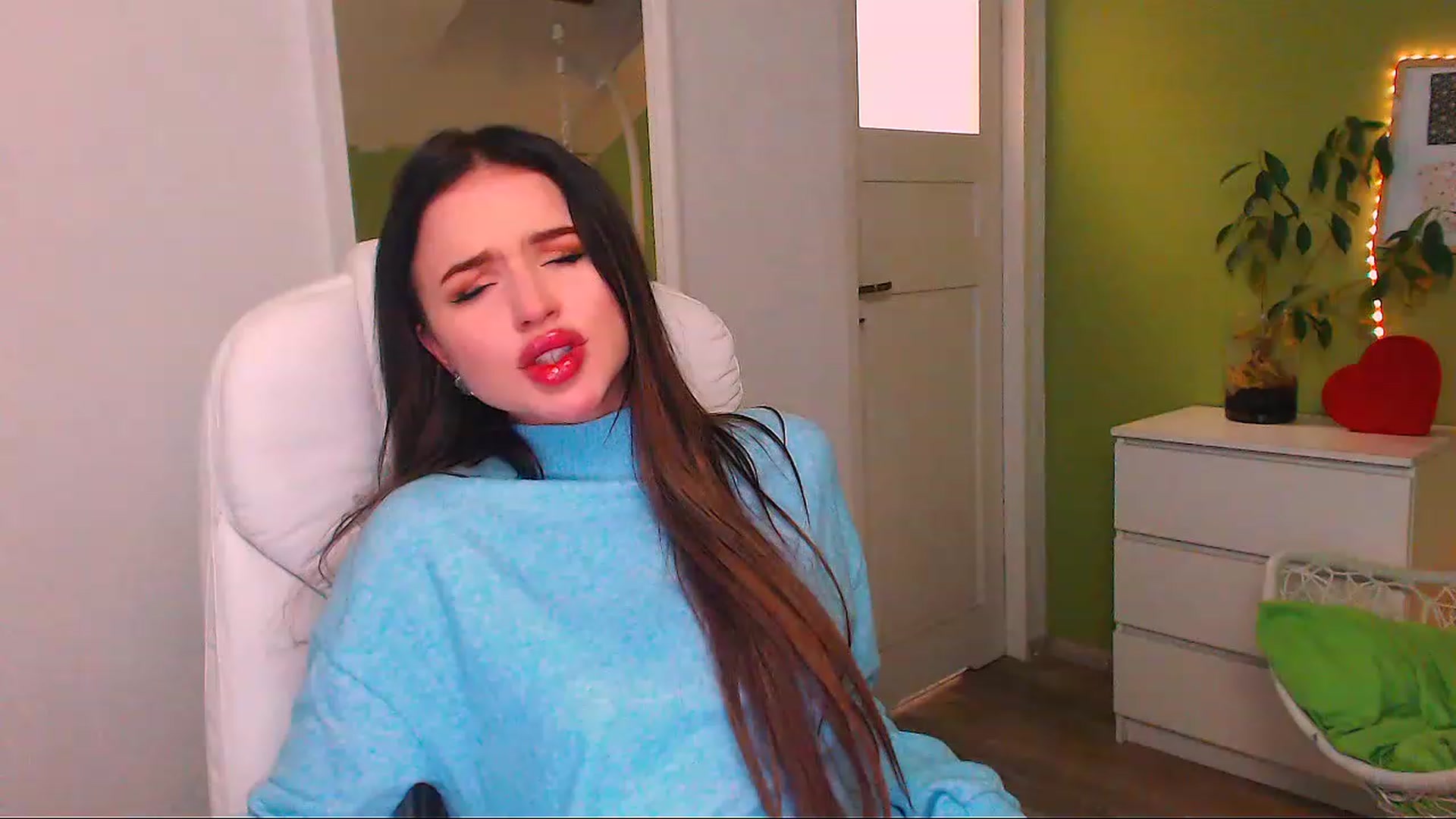 Gallery image thumbnail from JenniferMoris's myfreecams stream on, 11/22/2022, 16:25 image 3 of 20