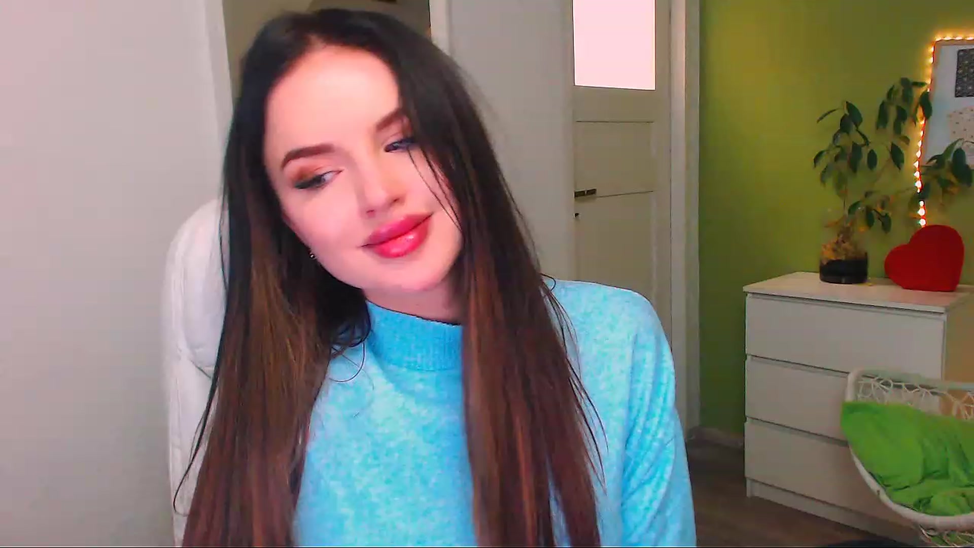 Gallery image thumbnail from JenniferMoris's myfreecams stream on, 11/22/2022, 16:25 image 15 of 20