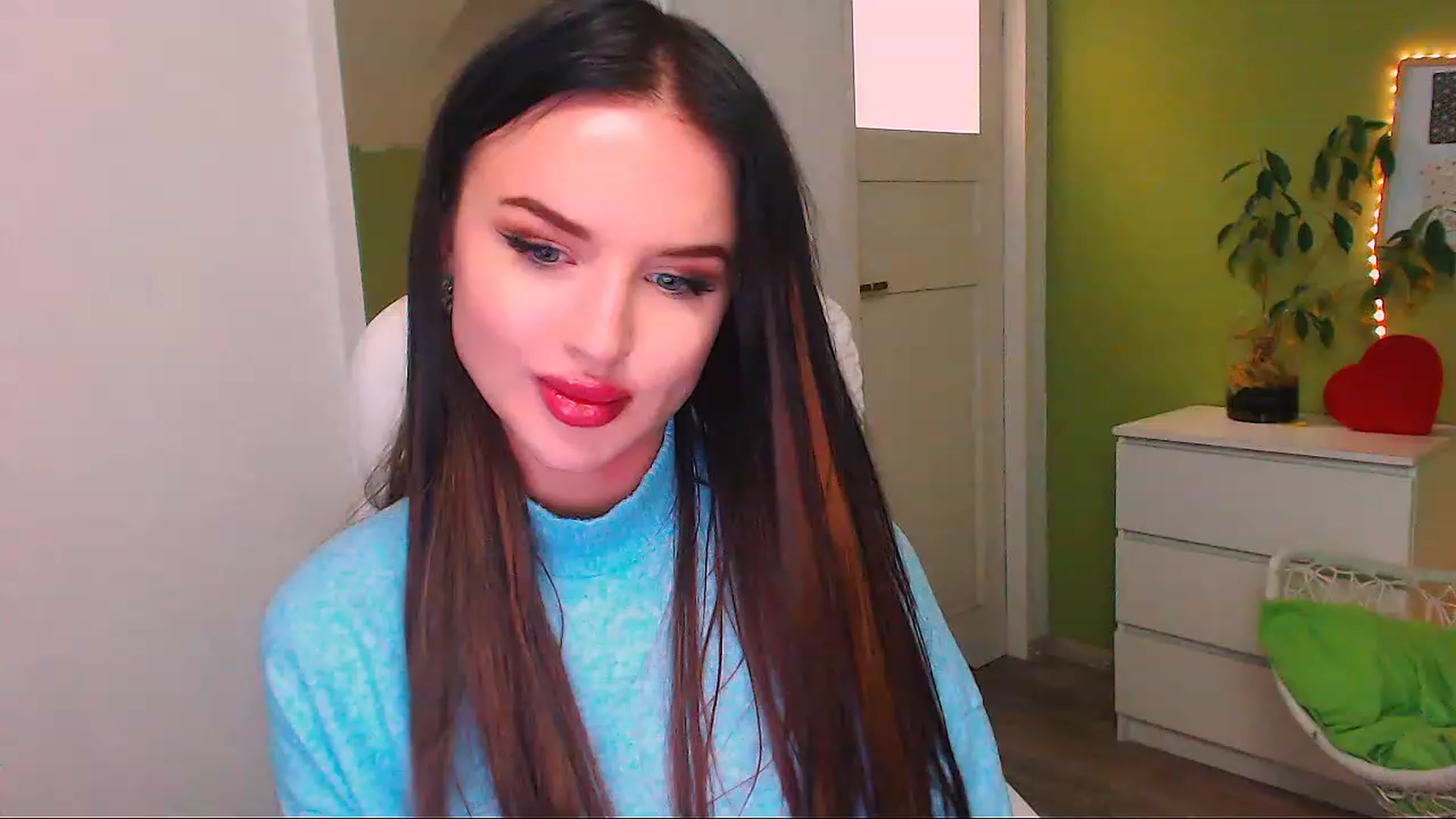 Gallery image thumbnail from JenniferMoris's myfreecams stream on, 11/22/2022, 16:56 image 11 of 20