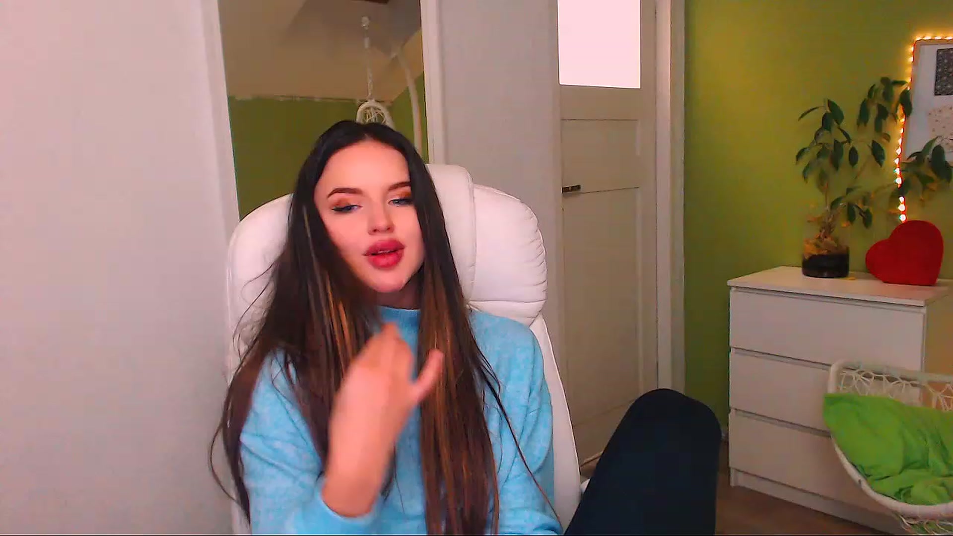 Gallery image thumbnail from JenniferMoris's myfreecams stream on, 11/22/2022, 16:56 image 6 of 20