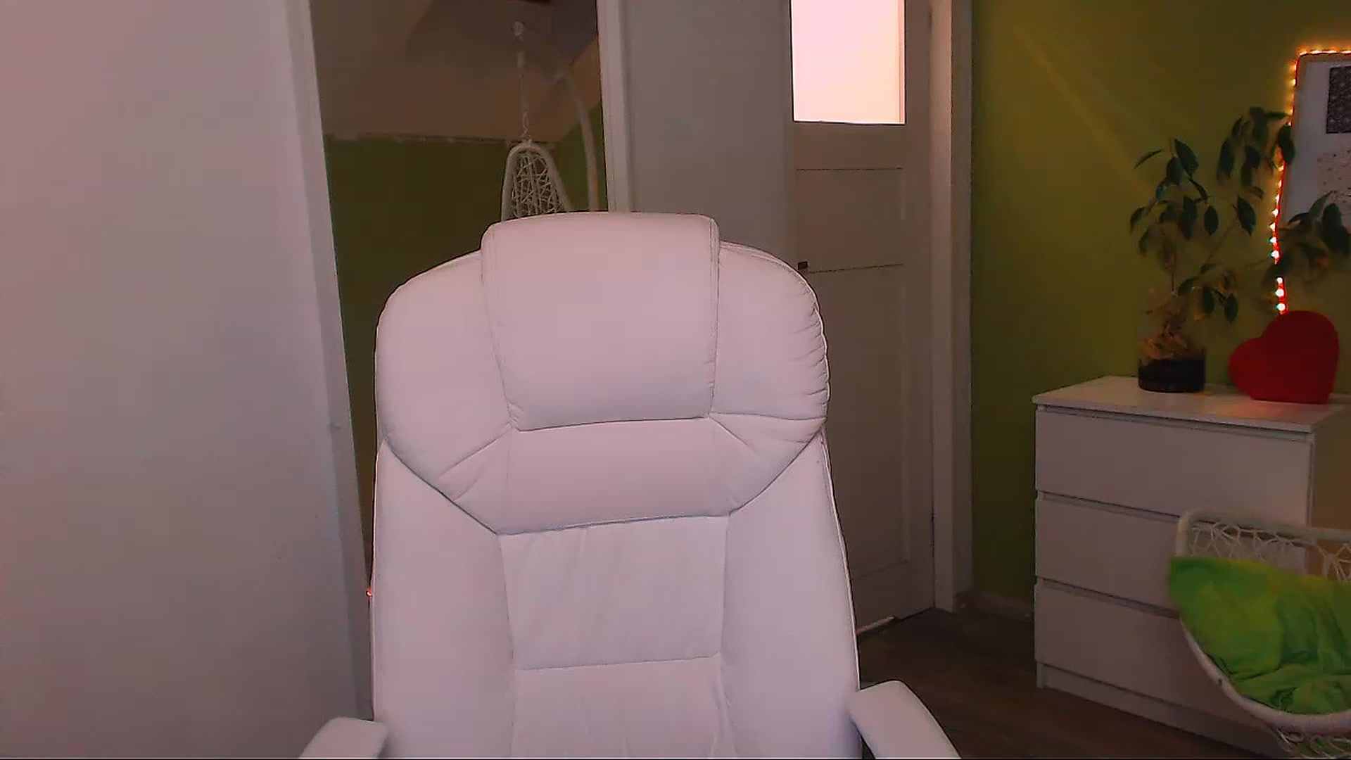Gallery image thumbnail from JenniferMoris's myfreecams stream on, 11/22/2022, 16:56 image 15 of 20