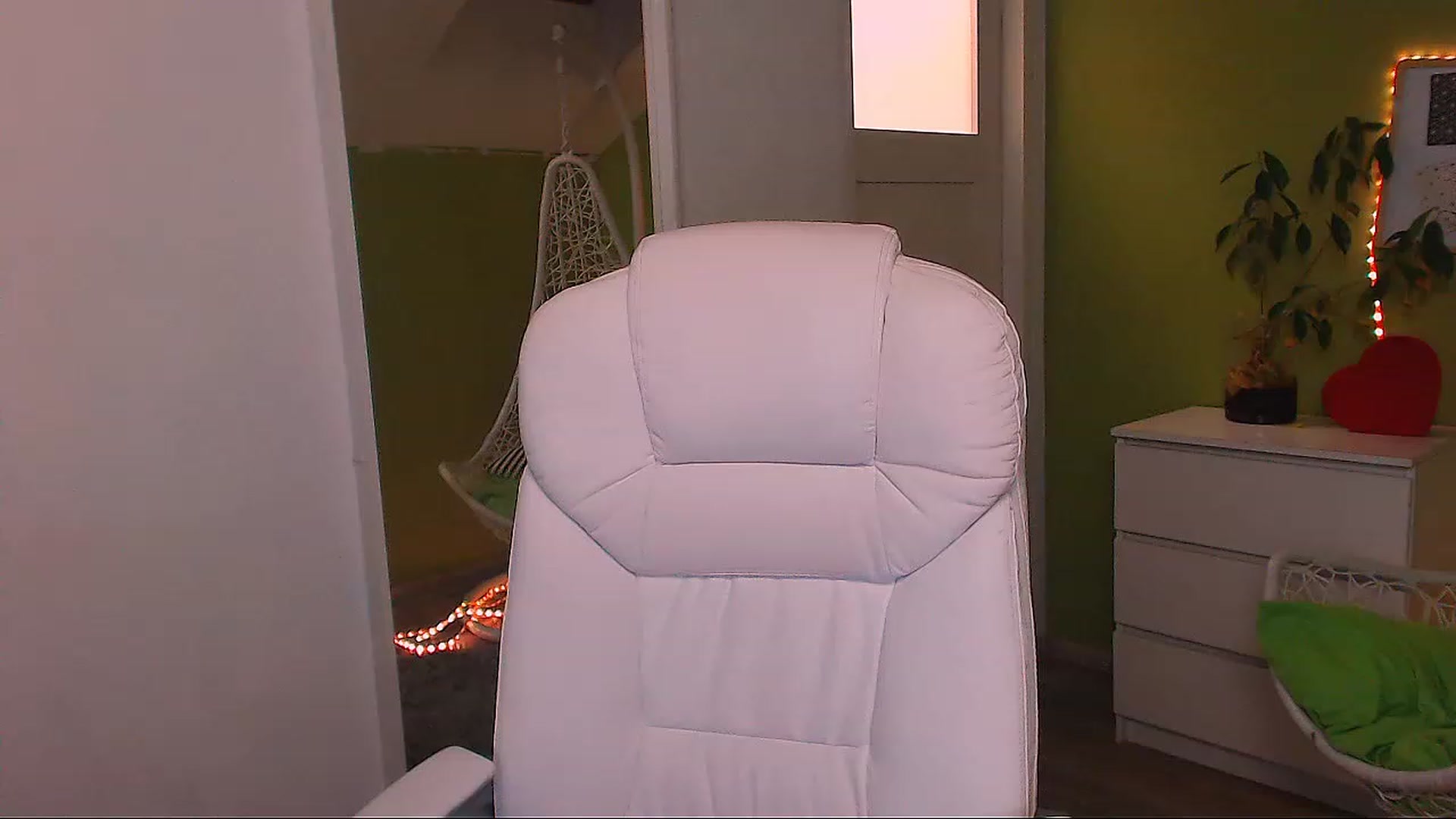 Gallery image thumbnail from JenniferMoris's myfreecams stream on, 11/22/2022, 16:56 image 3 of 20