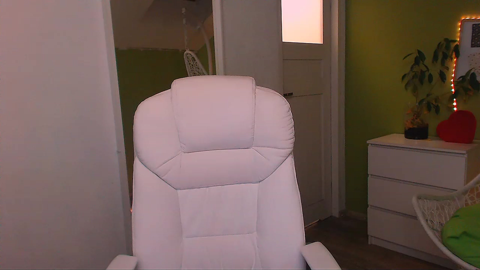 Gallery image thumbnail from JenniferMoris's myfreecams stream on, 11/22/2022, 16:56 image 17 of 20