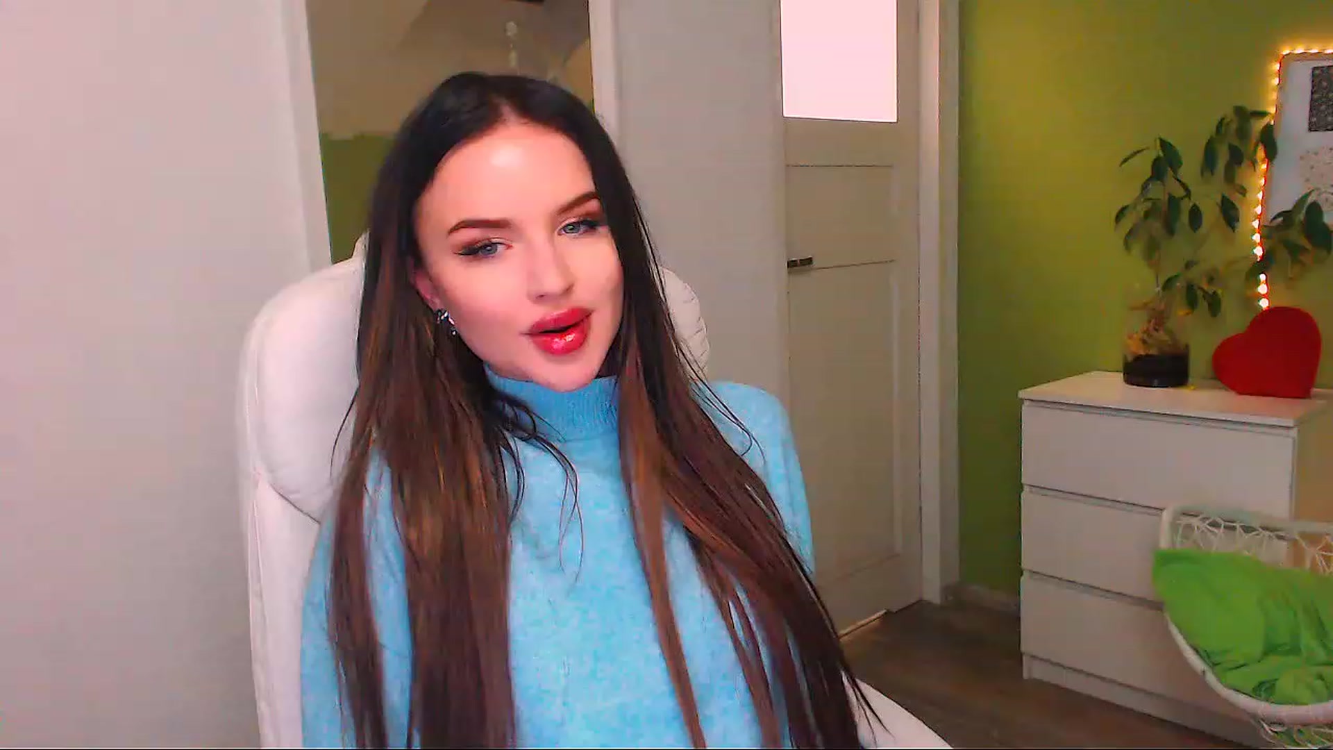 Gallery image thumbnail from JenniferMoris's myfreecams stream on, 11/22/2022, 16:56 image 14 of 20