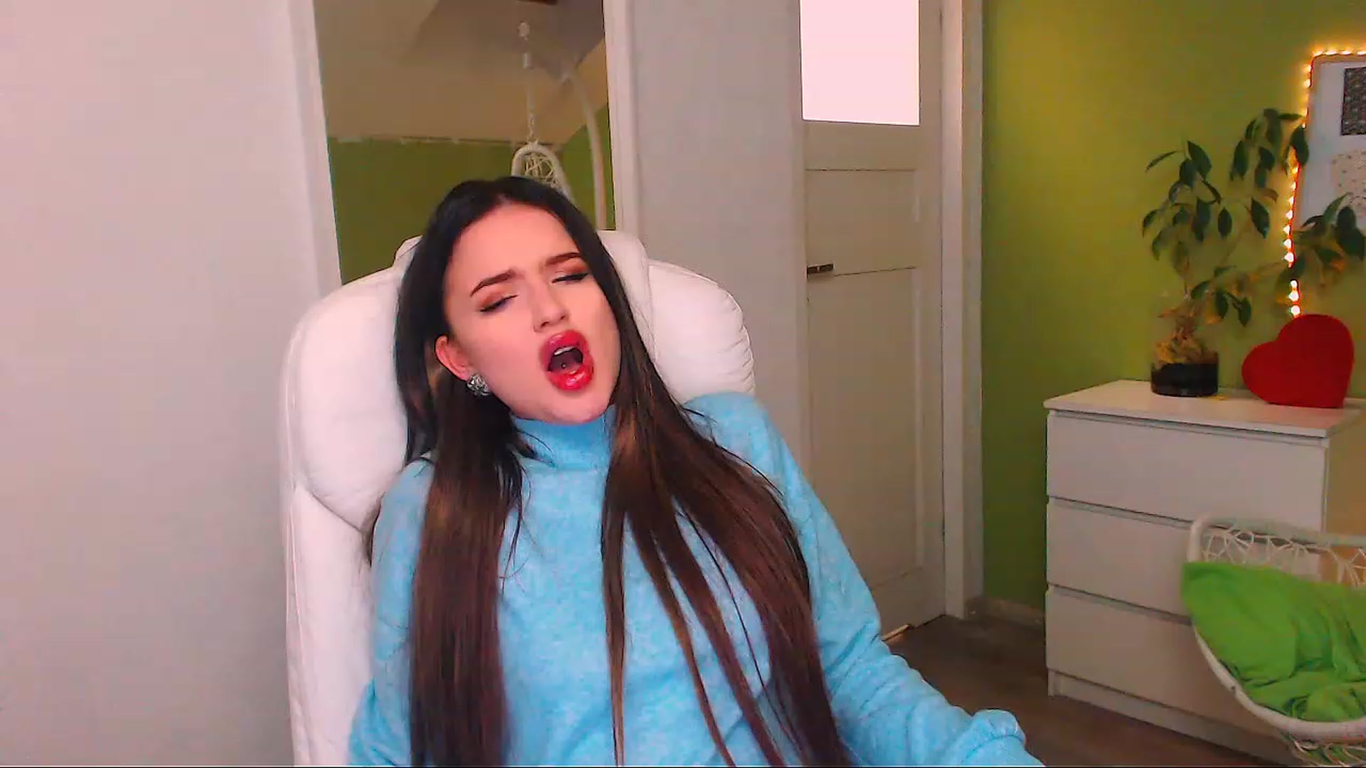 Gallery image thumbnail from JenniferMoris's myfreecams stream on, 11/22/2022, 16:56 image 12 of 20