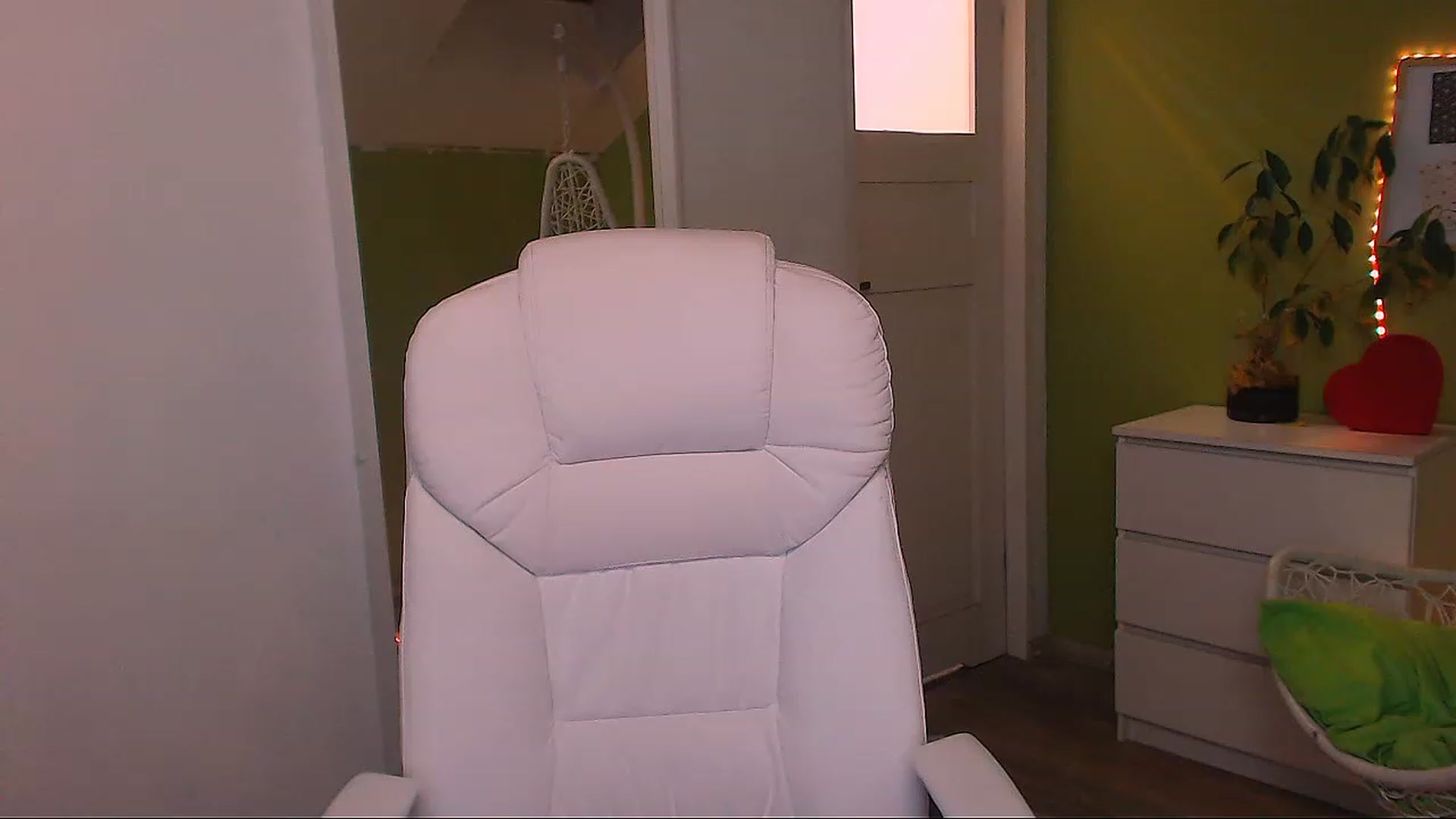 Gallery image thumbnail from JenniferMoris's myfreecams stream on, 11/22/2022, 16:56 image 16 of 20