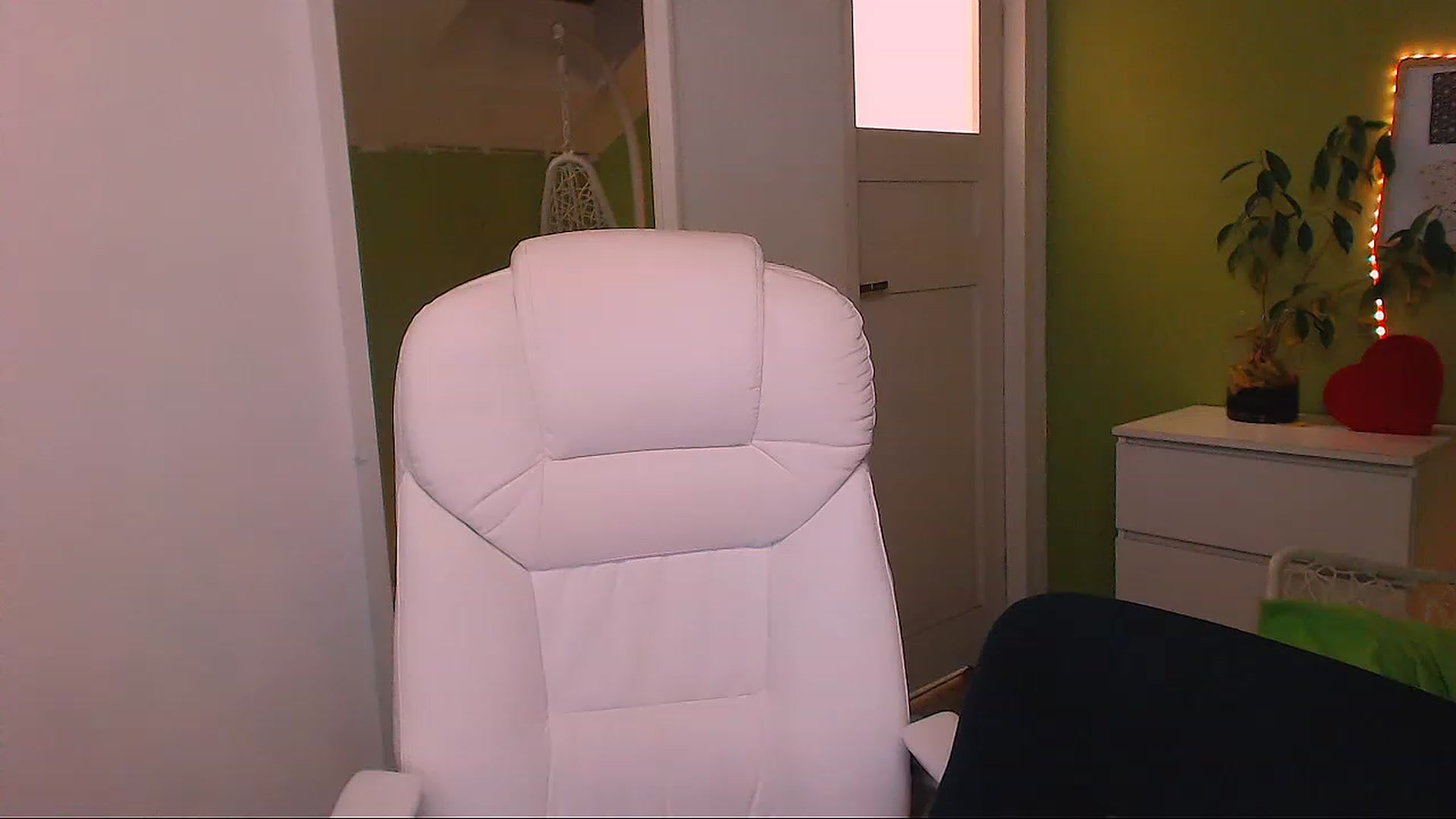 Gallery image thumbnail from JenniferMoris's myfreecams stream on, 11/22/2022, 16:56 image 9 of 20