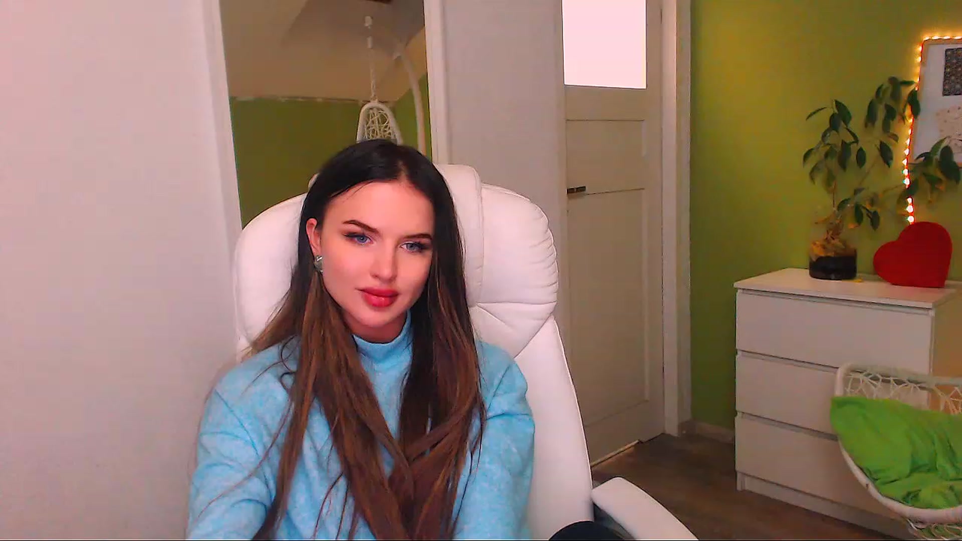 Gallery image thumbnail from JenniferMoris's myfreecams stream on, 11/22/2022, 16:56 image 7 of 20