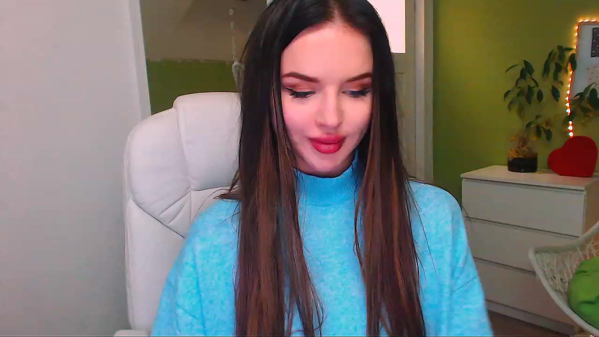 Gallery image thumbnail from JenniferMoris's myfreecams stream on, 11/22/2022, 18:13 image 11 of 20