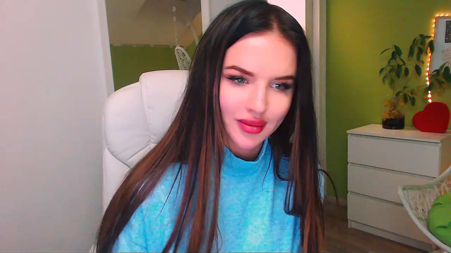 Gallery image thumbnail from JenniferMoris's myfreecams stream on, 11/22/2022, 18:13 image 10 of 20