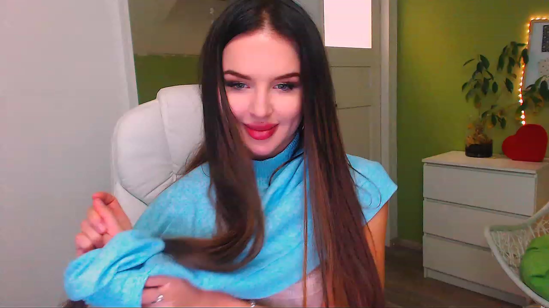 Gallery image thumbnail from JenniferMoris's myfreecams stream on, 11/22/2022, 18:13 image 13 of 20