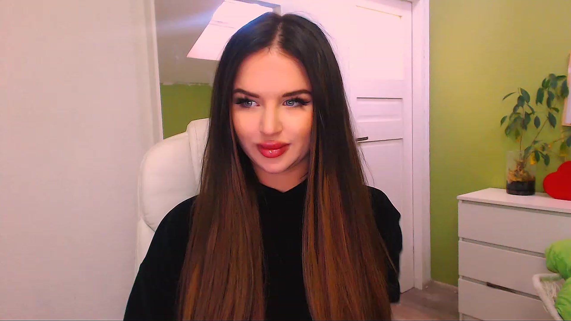 Gallery image thumbnail from JenniferMoris's myfreecams stream on, 11/23/2022, 12:14 image 10 of 20