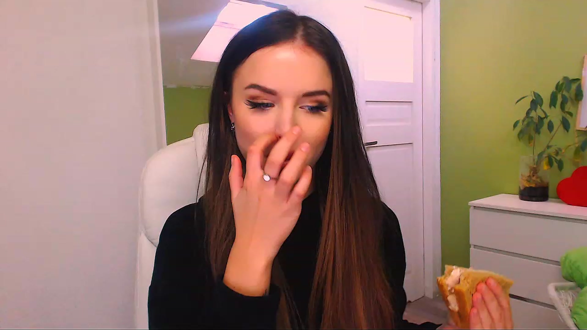 Gallery image thumbnail from JenniferMoris's myfreecams stream on, 11/23/2022, 12:14 image 13 of 20