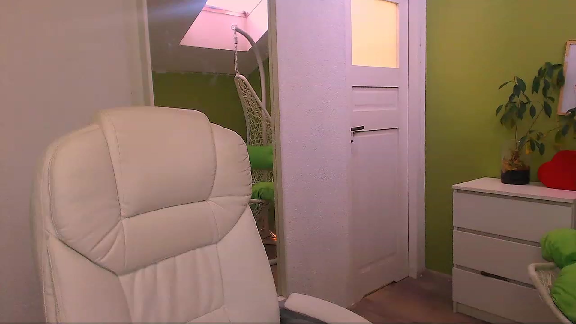 Gallery image thumbnail from JenniferMoris's myfreecams stream on, 11/23/2022, 12:14 image 17 of 20