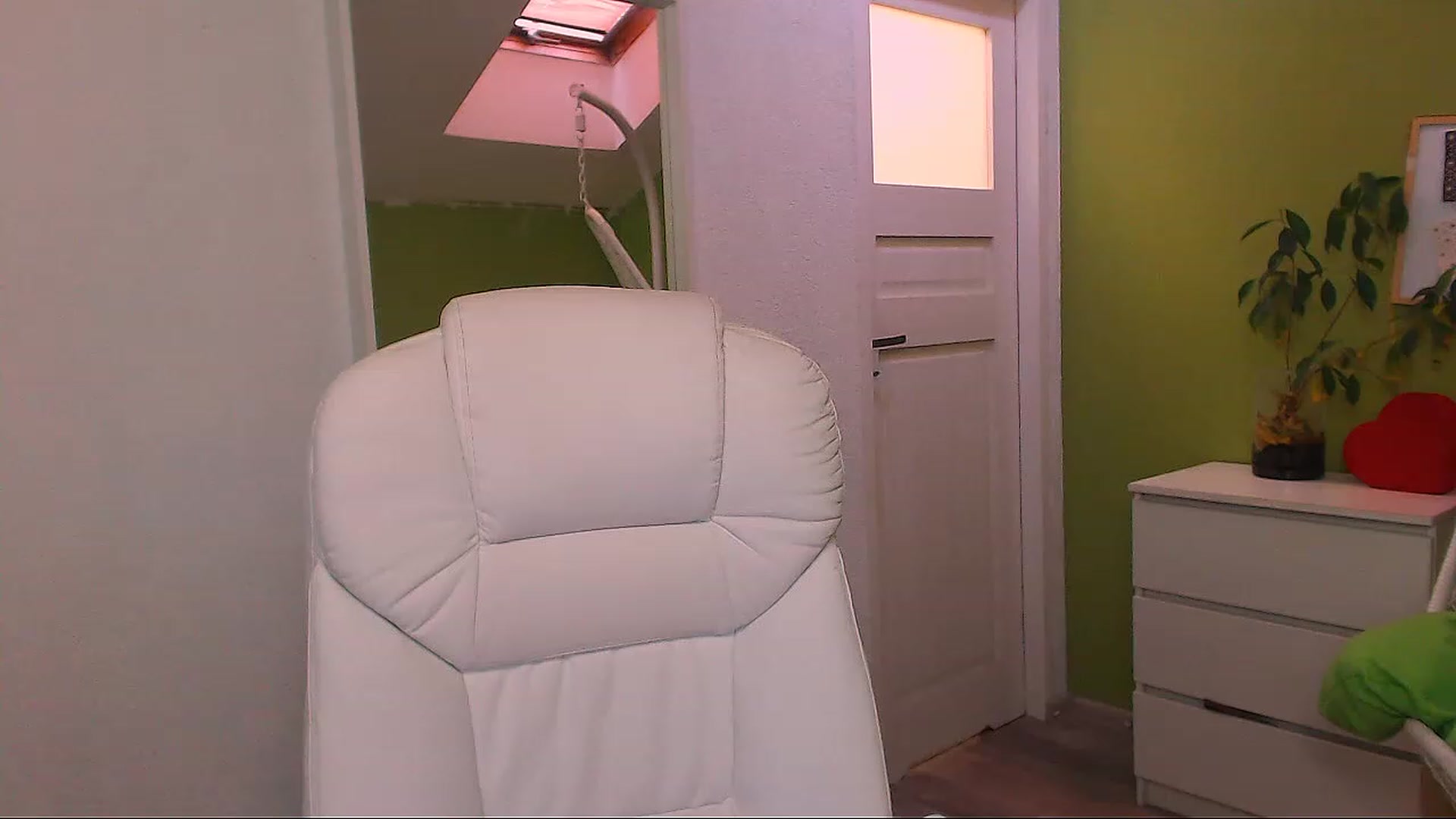 Gallery image thumbnail from JenniferMoris's myfreecams stream on, 11/23/2022, 12:14 image 1 of 20