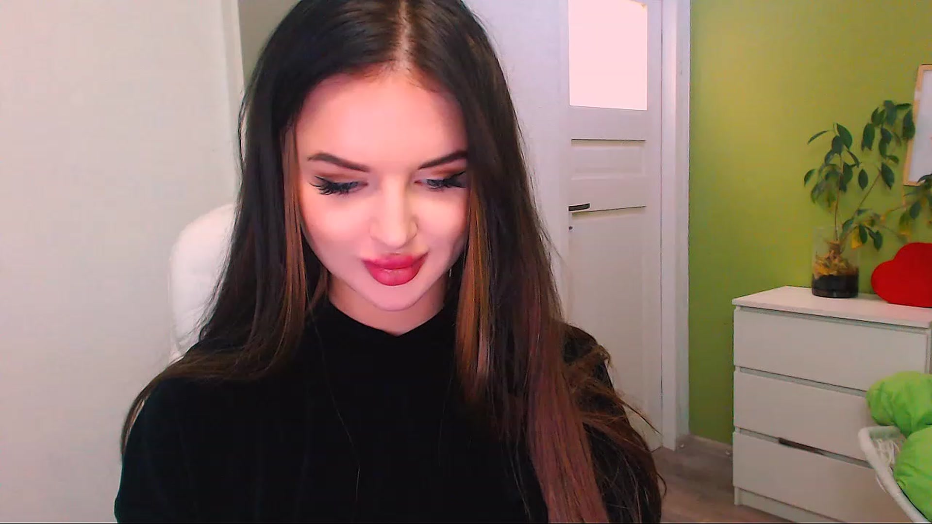 Gallery image thumbnail from JenniferMoris's myfreecams stream on, 11/23/2022, 12:31 image 14 of 20