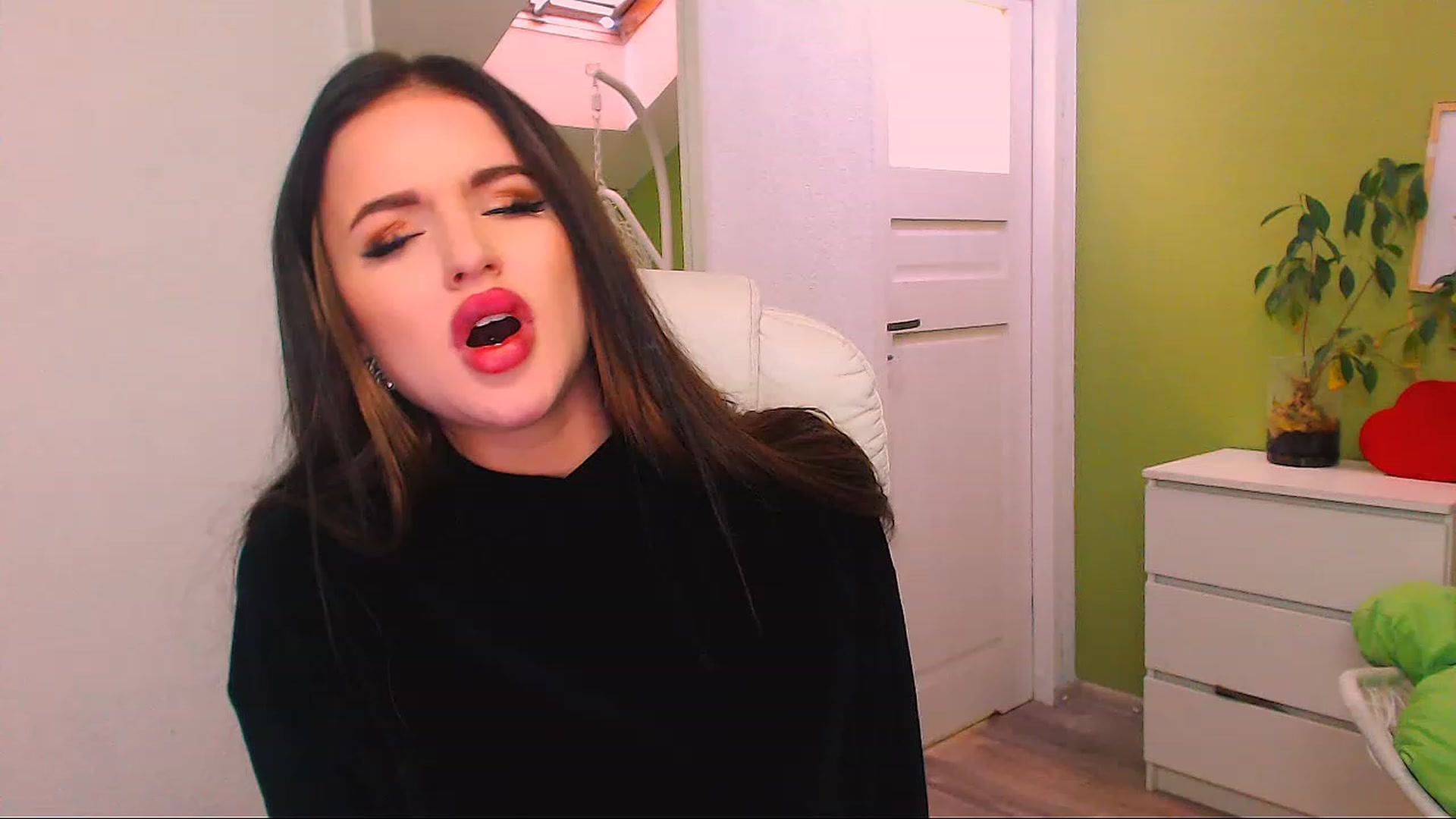 Gallery image thumbnail from JenniferMoris's myfreecams stream on, 11/23/2022, 12:31 image 3 of 20