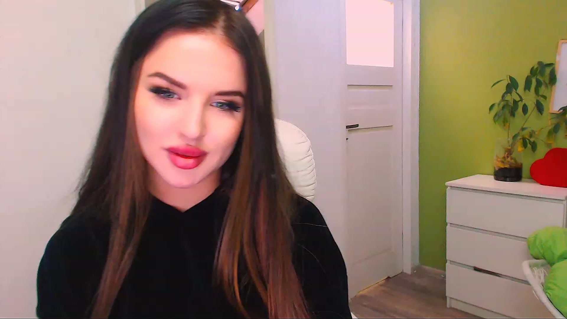 Gallery image thumbnail from JenniferMoris's myfreecams stream on, 11/23/2022, 12:31 image 19 of 20