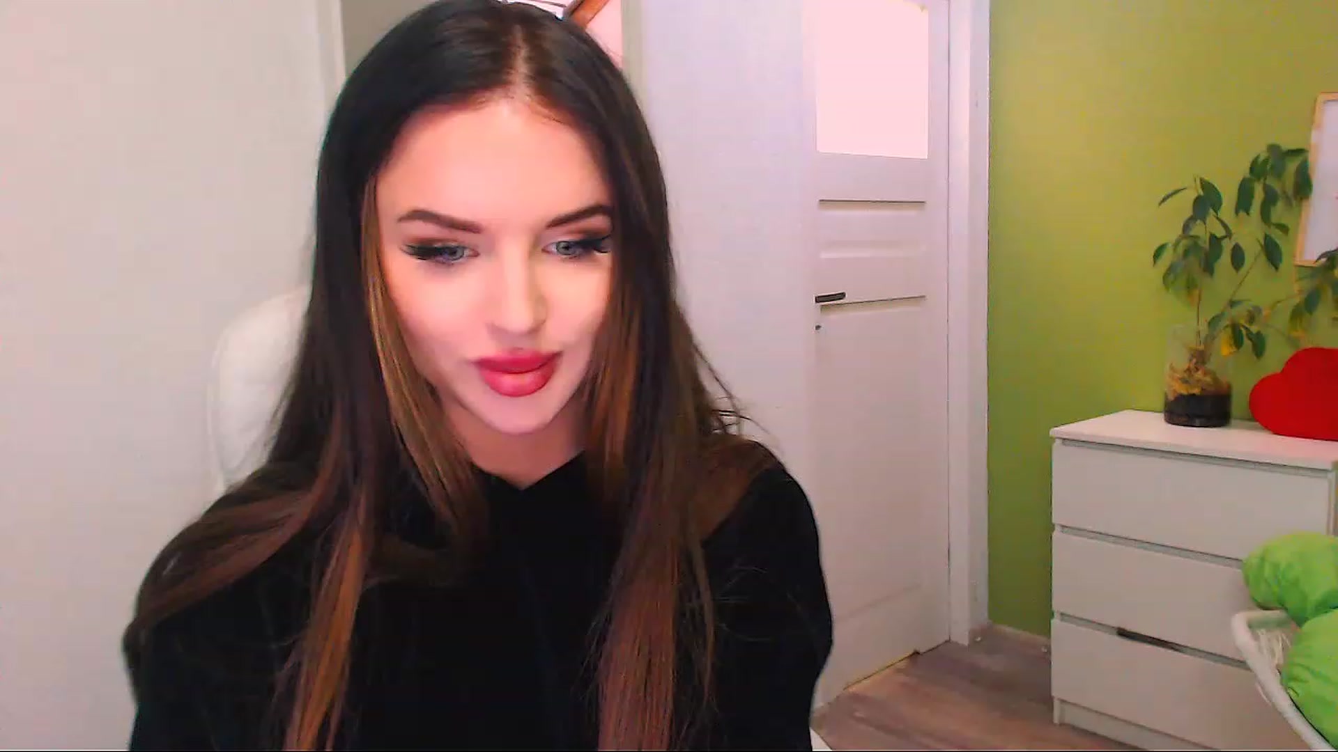 Gallery image thumbnail from JenniferMoris's myfreecams stream on, 11/23/2022, 12:31 image 7 of 20