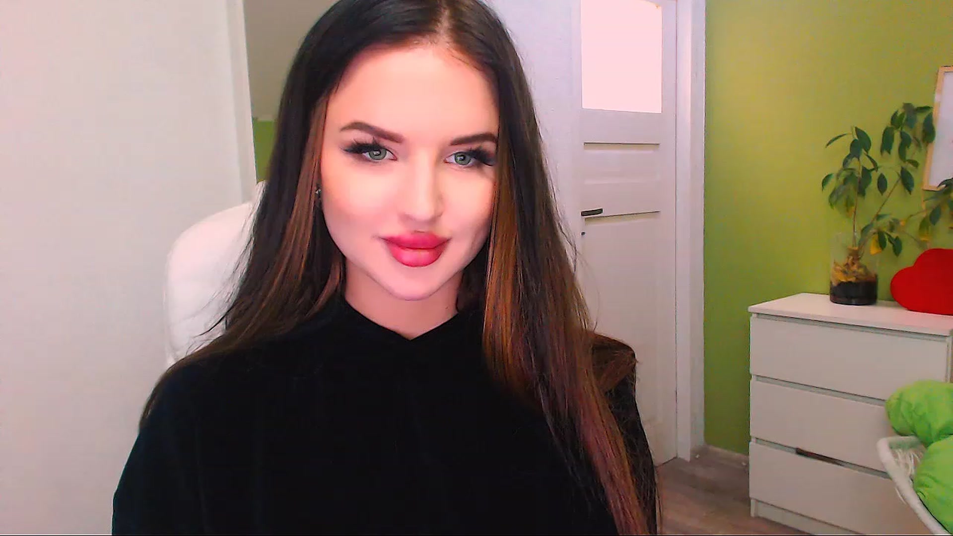 Gallery image thumbnail from JenniferMoris's myfreecams stream on, 11/23/2022, 12:31 image 10 of 20