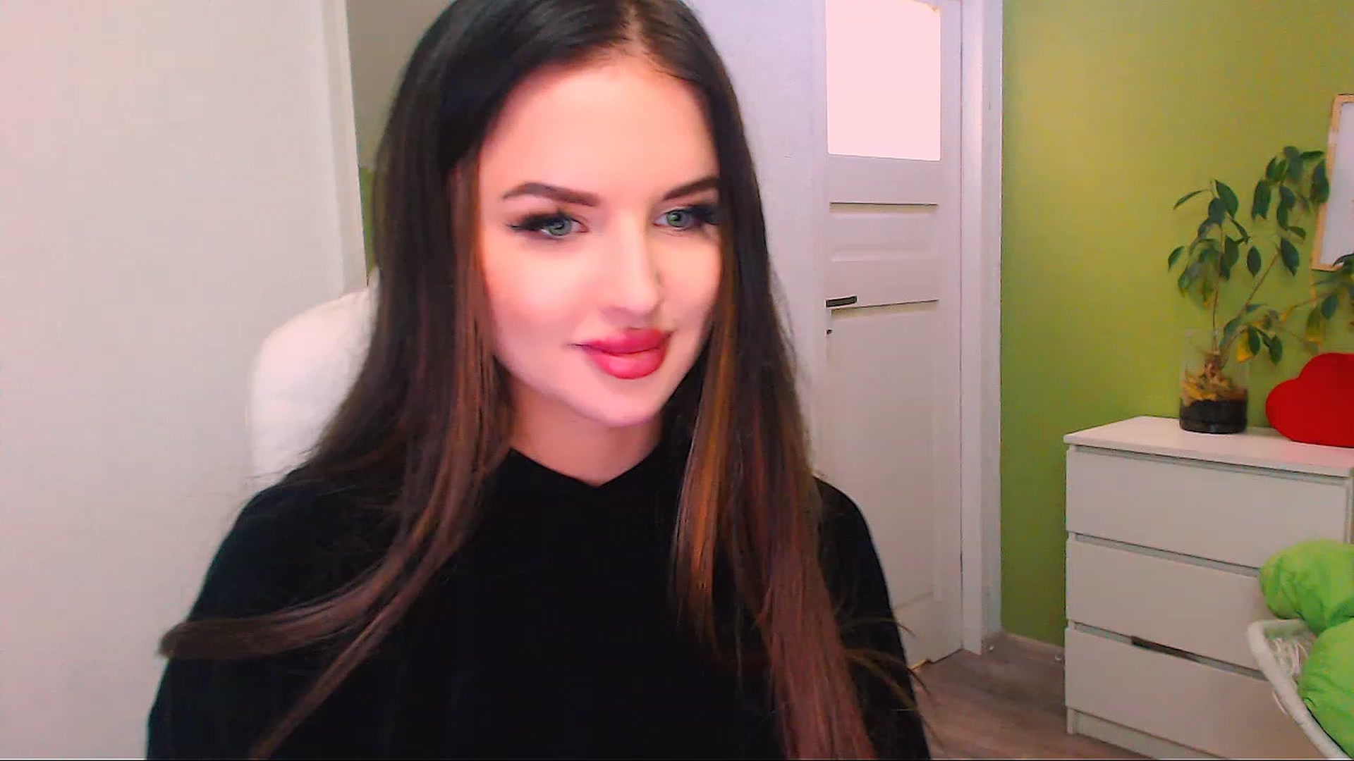 Gallery image thumbnail from JenniferMoris's myfreecams stream on, 11/23/2022, 12:31 image 17 of 20