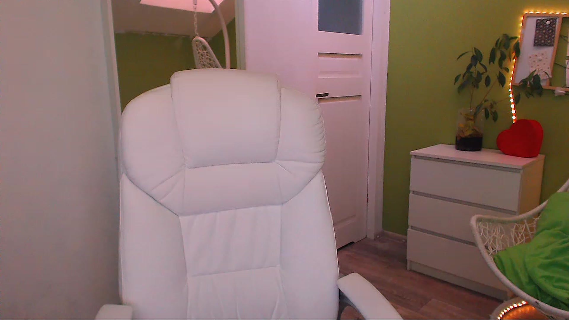 Gallery image thumbnail from JenniferMoris's myfreecams stream on, 11/25/2022, 11:31 image 9 of 20