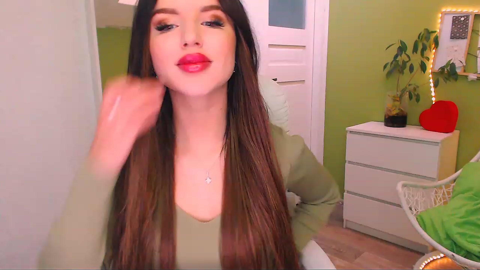 Gallery image thumbnail from JenniferMoris's myfreecams stream on, 11/25/2022, 11:31 image 7 of 20