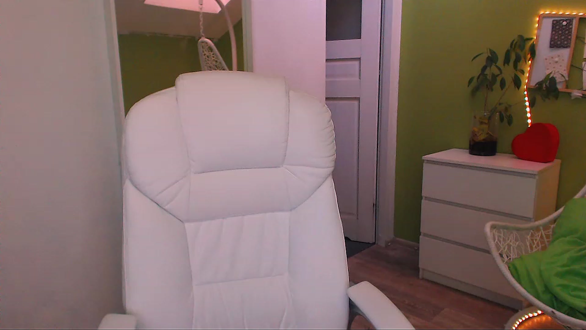 Gallery image thumbnail from JenniferMoris's myfreecams stream on, 11/25/2022, 11:31 image 10 of 20