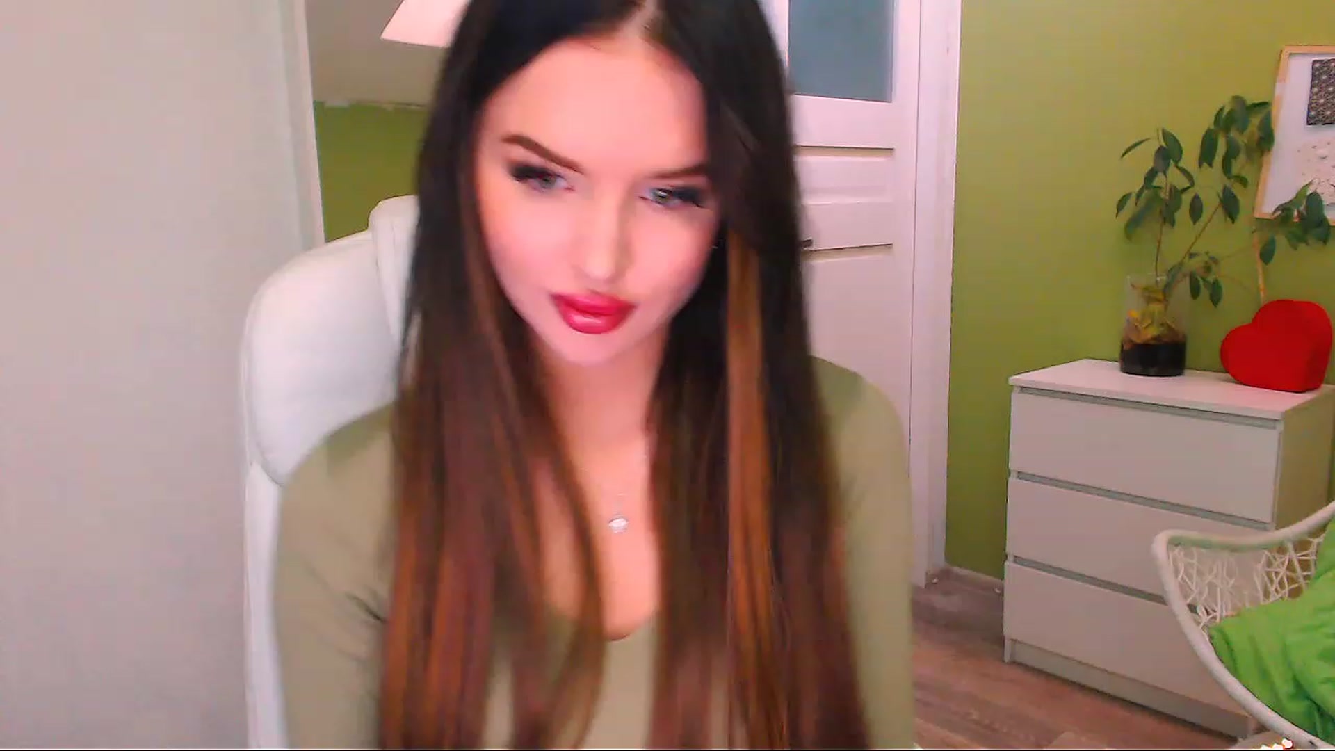 Gallery image thumbnail from JenniferMoris's myfreecams stream on, 11/25/2022, 11:31 image 13 of 20