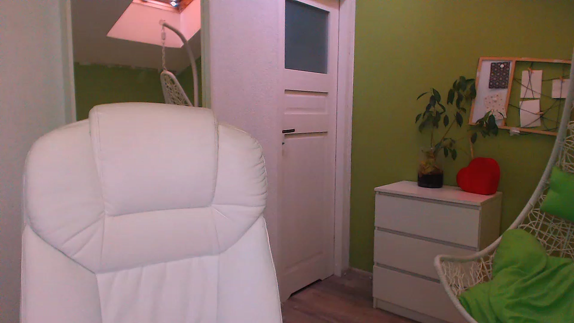 Gallery image thumbnail from JenniferMoris's myfreecams stream on, 11/25/2022, 12:36 image 5 of 20