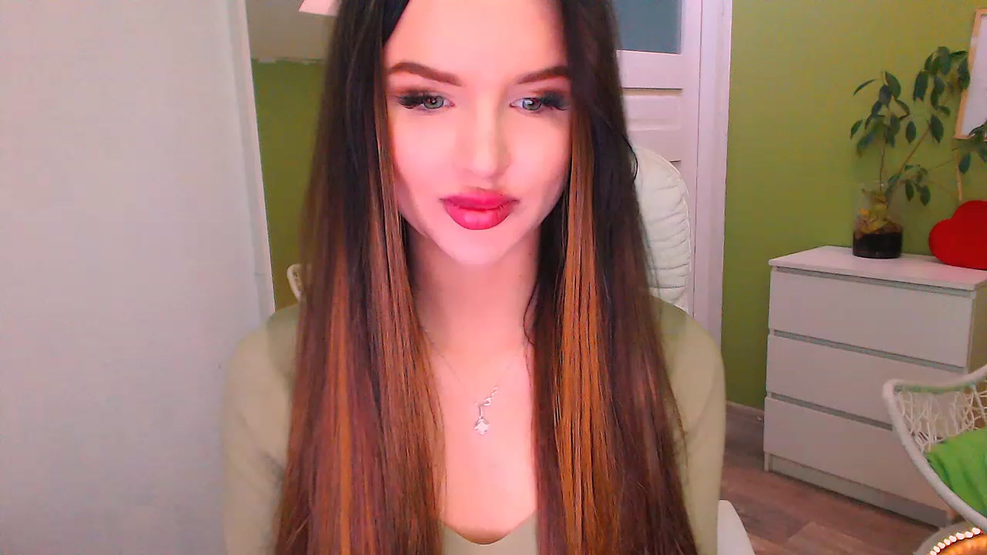 Gallery image thumbnail from JenniferMoris's myfreecams stream on, 11/25/2022, 12:36 image 10 of 20