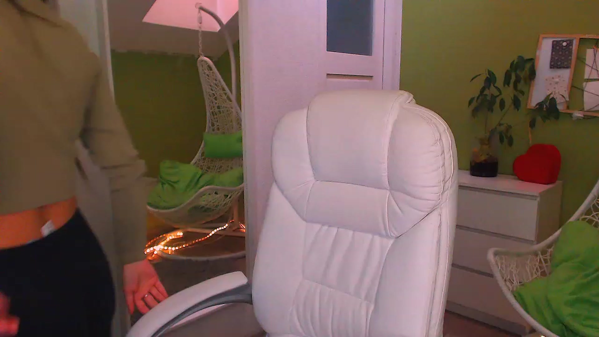 Gallery image thumbnail from JenniferMoris's myfreecams stream on, 11/25/2022, 12:36 image 18 of 20
