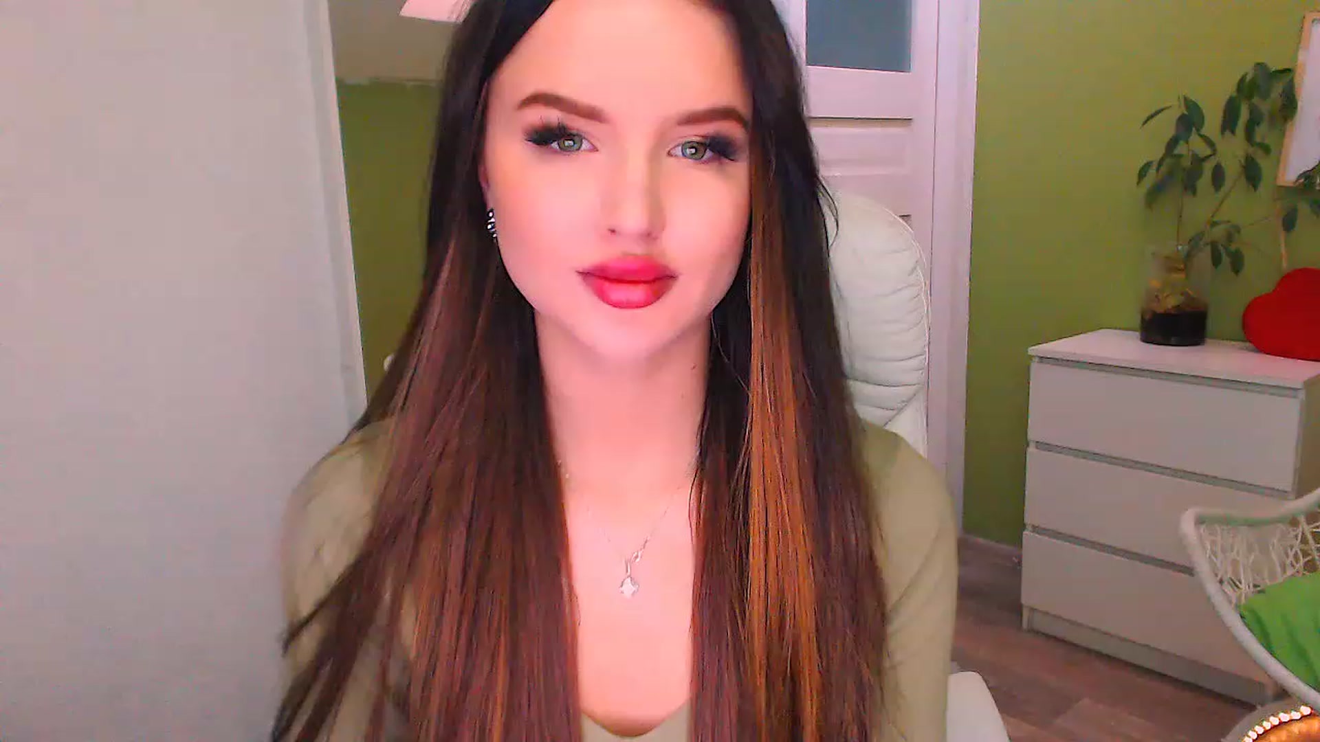 Gallery image thumbnail from JenniferMoris's myfreecams stream on, 11/25/2022, 12:36 image 13 of 20