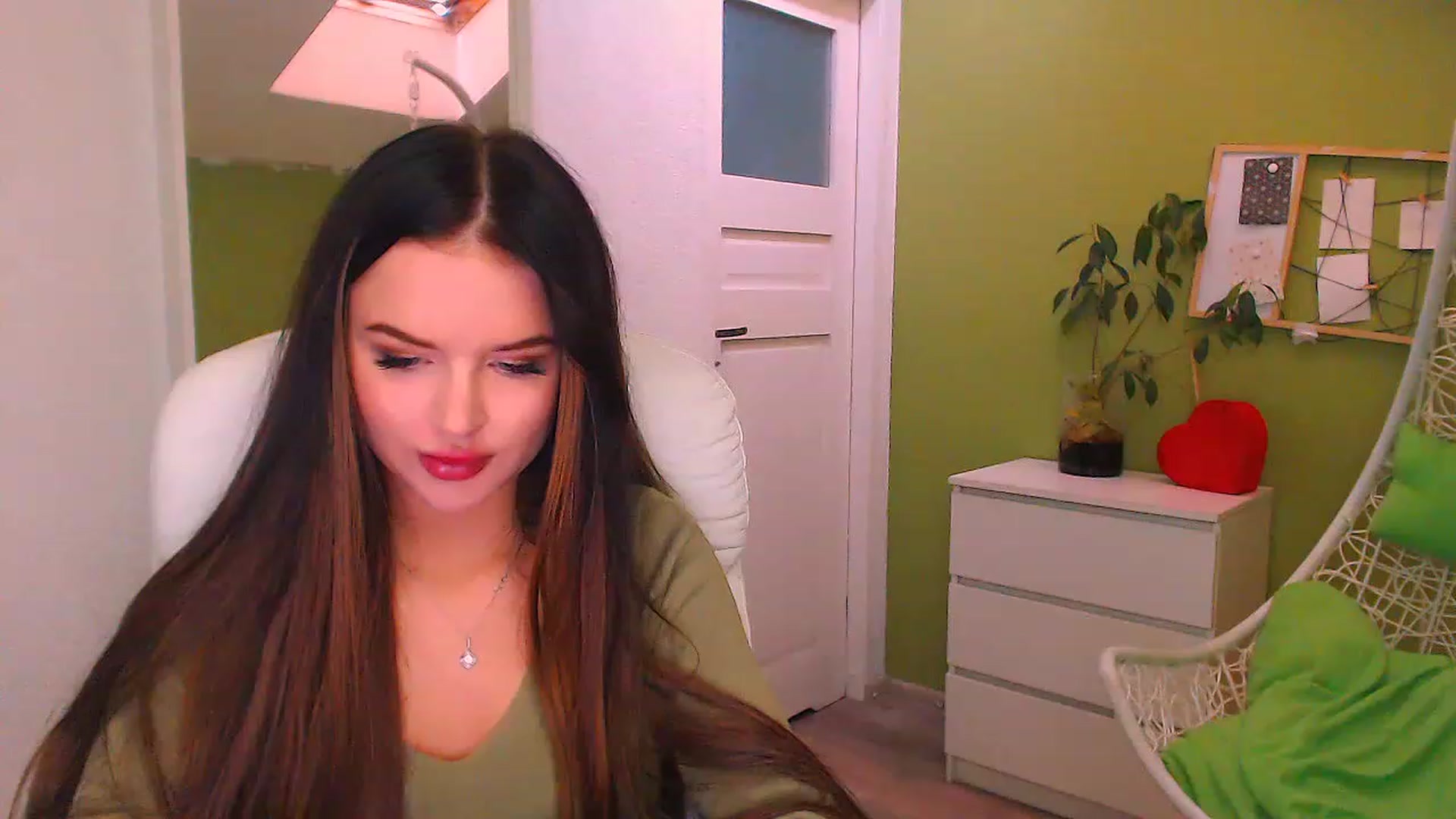 Gallery image thumbnail from JenniferMoris's myfreecams stream on, 11/25/2022, 12:36 image 1 of 20