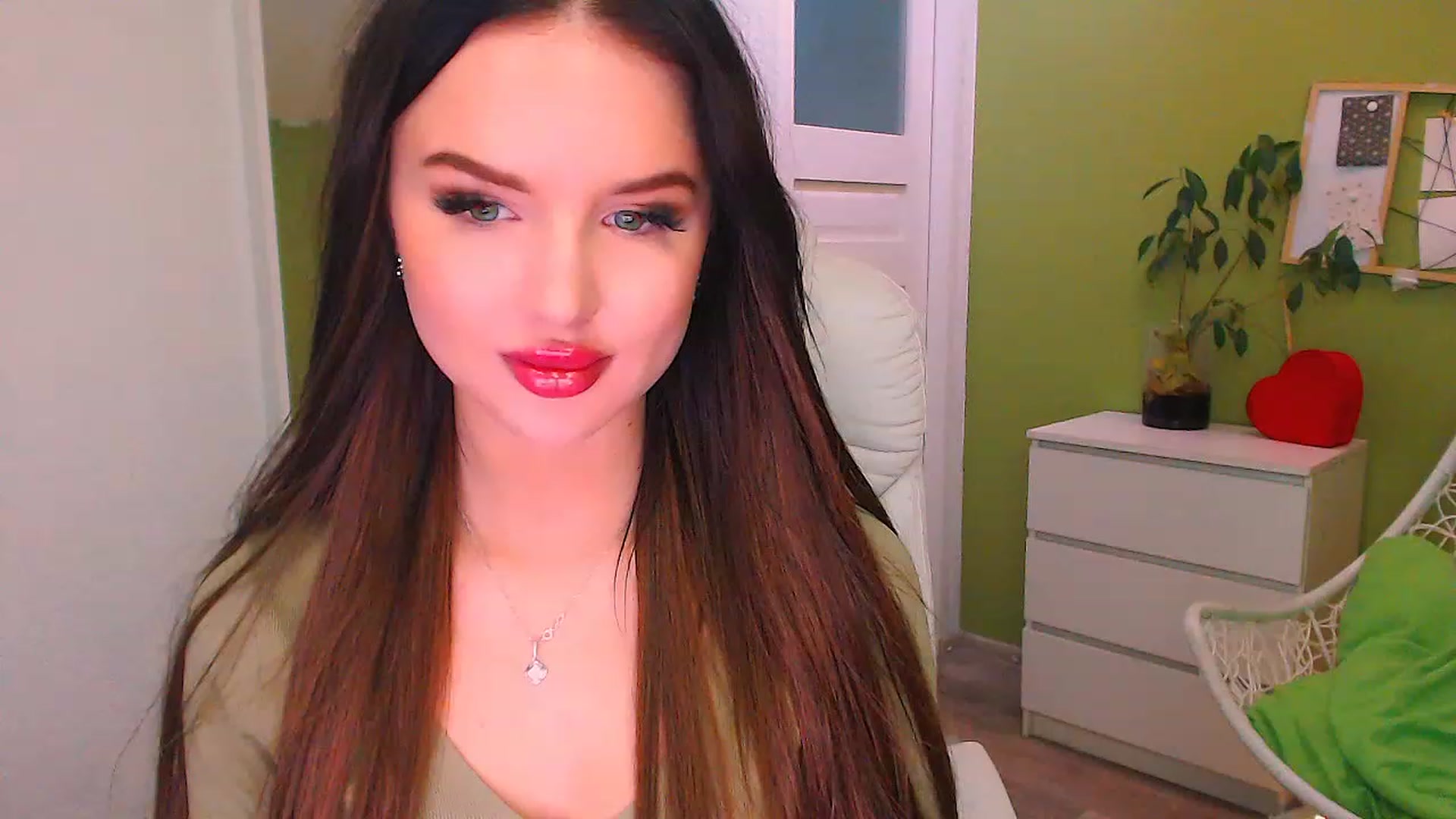 Gallery image thumbnail from JenniferMoris's myfreecams stream on, 11/25/2022, 12:36 image 17 of 20