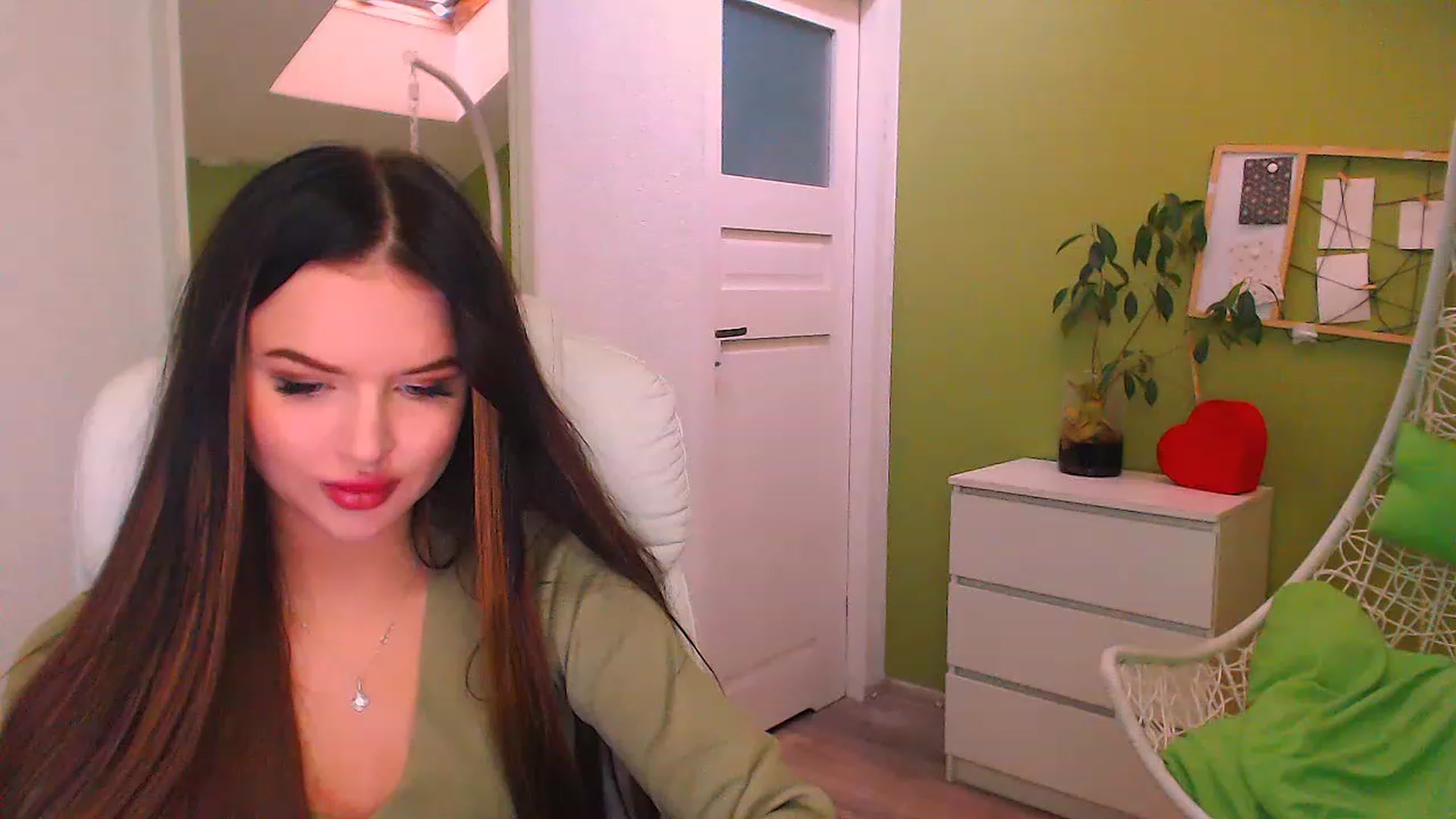 Gallery image thumbnail from JenniferMoris's myfreecams stream on, 11/25/2022, 12:36 image 3 of 20